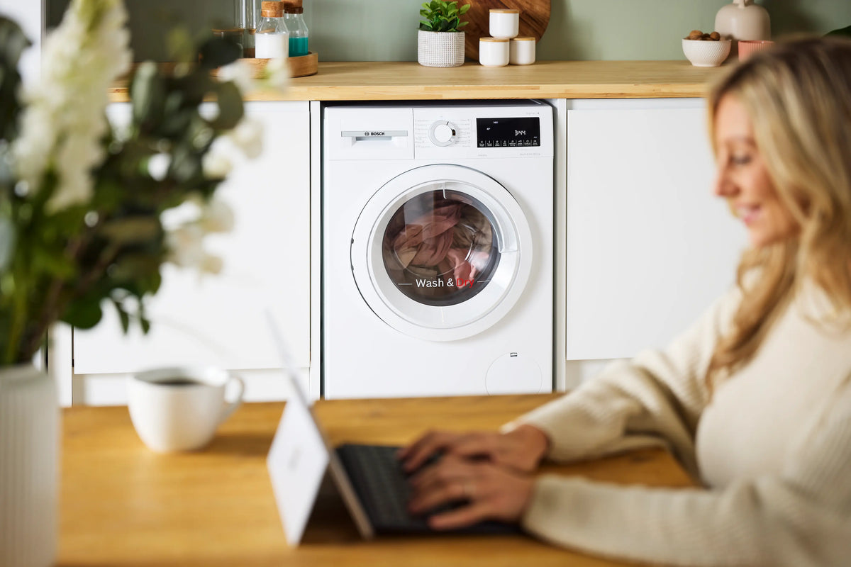 Series 4 9kg Wash / 5kg Dry 1400rpm Washer Dryer – White | WNA144V9GB
