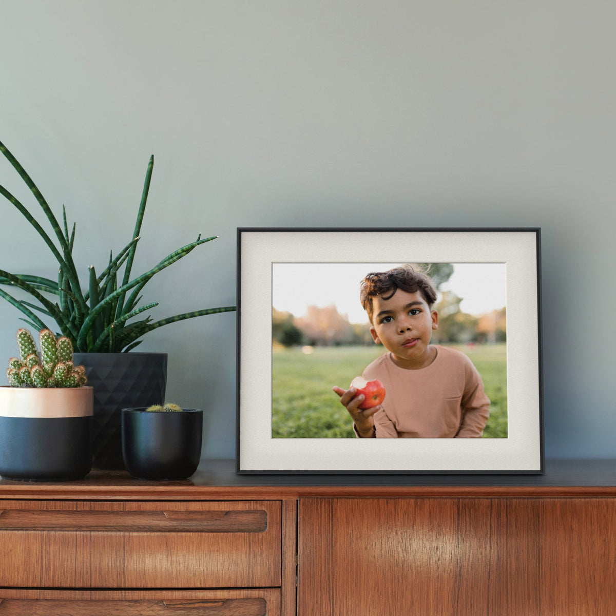 AURA Walden 15" Wifi Digital Picture Frame Black | UKA110-MBLK Aura Digital Photo Frame Redmond Electric