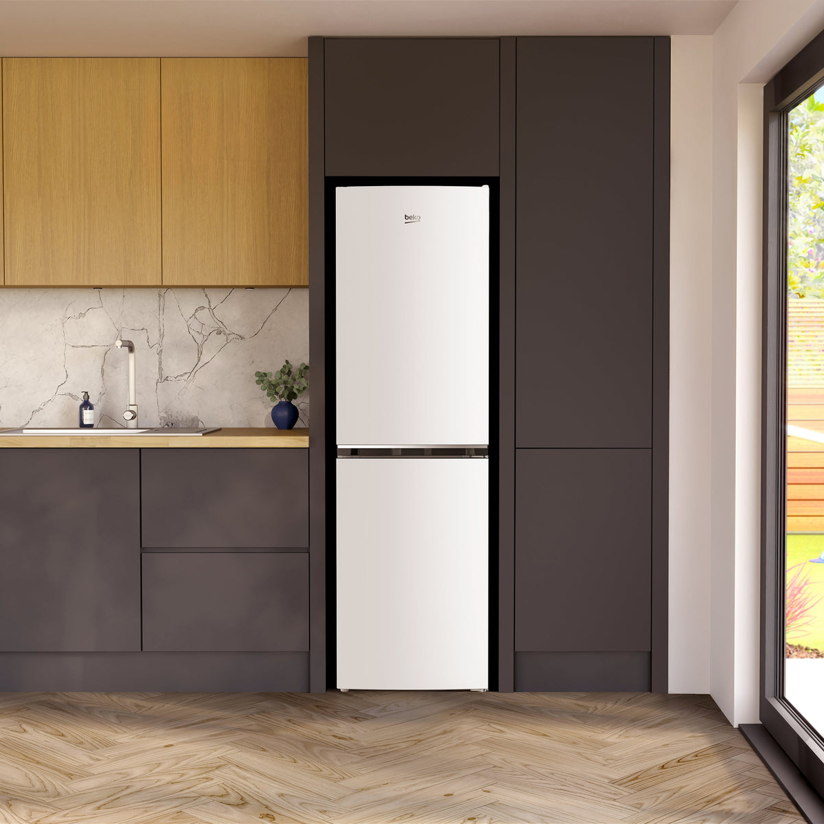 Beko 257L 60/40 Fridge Freezer with Large Salad Crisper, White CSE4581W